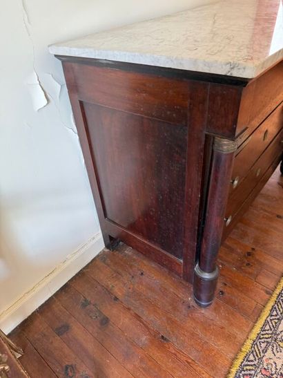 Commode à hauteur d'appui, en noyer et placage...
