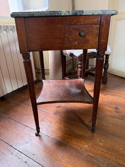 Petite table de toilette ou de chevet à roulettes...