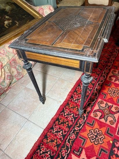 Small middle table in veneered wood with...