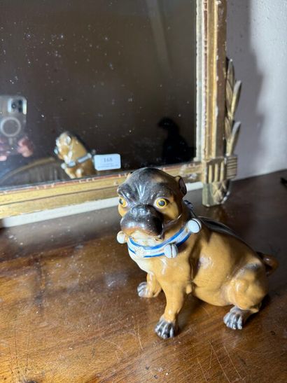 Statuette de carlin en porcelaine. 
Début...