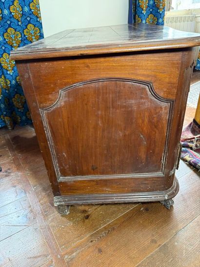 Commode à façade mouvementée en bois naturel...