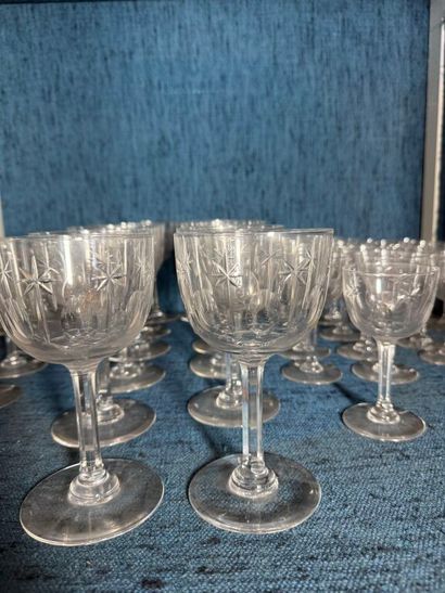 * Service à verres à cristal taillé à décor...