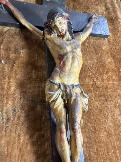 Crucifix en bois sculpté polychrome plaqué...