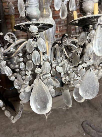 Important lustre à douze bras de lumière...