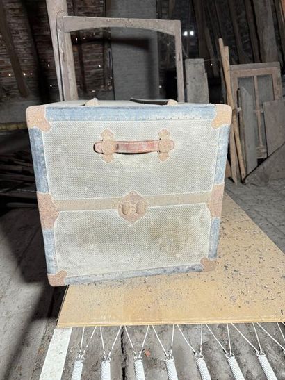 Malle cabinet de voyage en percaline colorée....