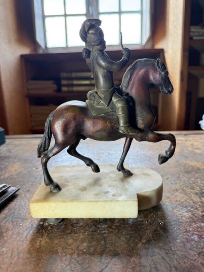 Musicien à cheval. 
Sculpture en bronze sur...
