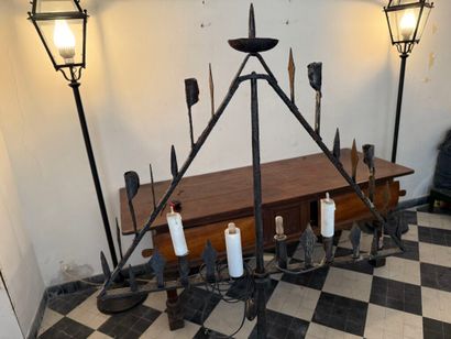 Lampadaire pique-cierge en fer forgé de forme...
