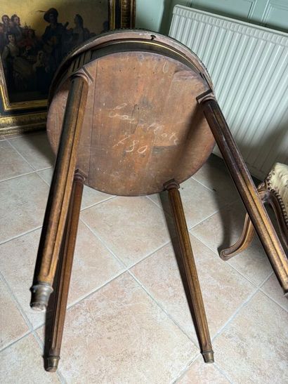 Veneered bouillotte table opening with two...