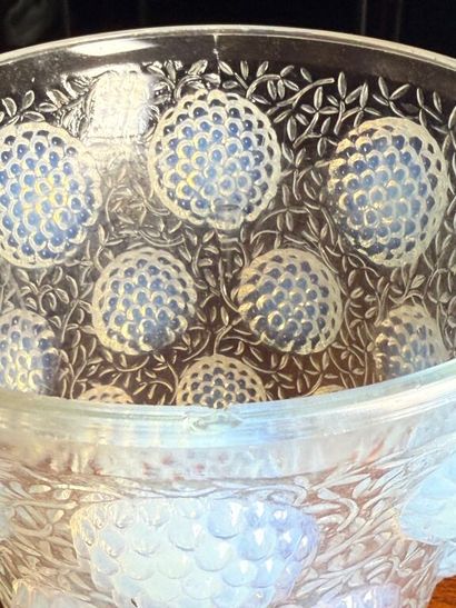 Lot including: 
- Pressed molded glass vase...