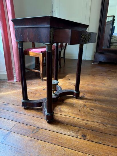 Petite table cabaret formant console sur...