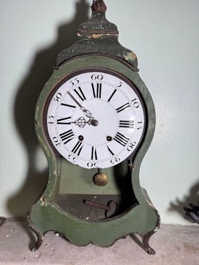 Green lacquered wood table clock, white enameled...