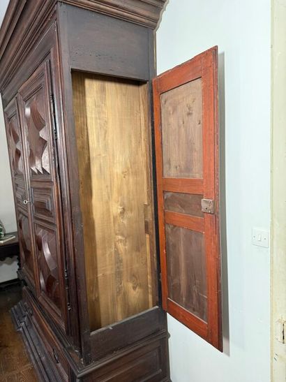 Importante armoire en bois naturel ciré,...