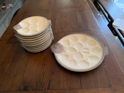 Suite de dix assiettes à fruits de mer et...