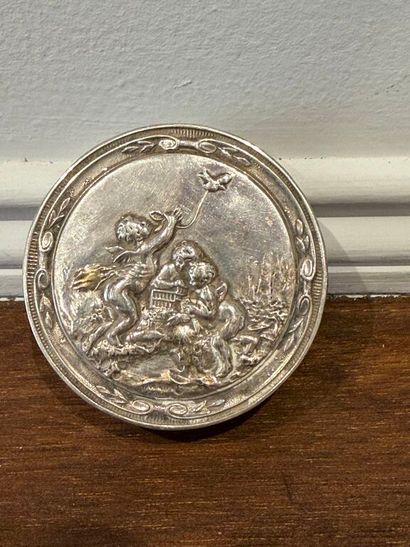 * Boîte à pilule de style Louis XVI en argent...