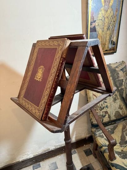 Double lectern in natural wood, pivoting...