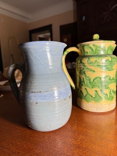Lot including: 
- Pressed molded glass vase...