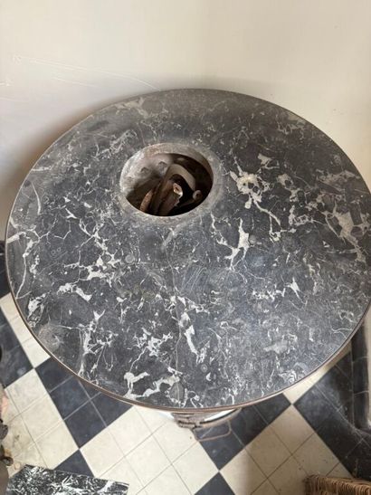 Poêle circulaire en faïence à décor néogothique....