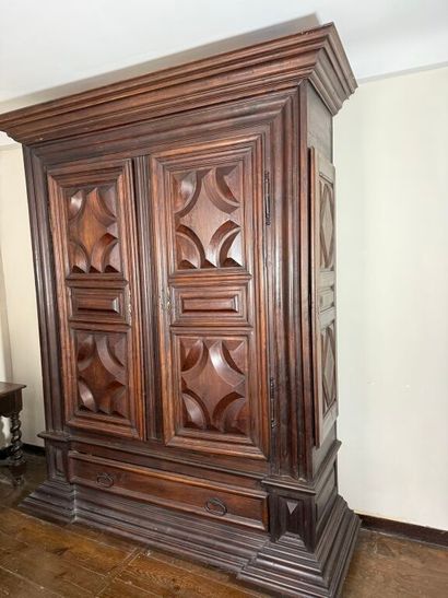 Importante armoire en bois naturel ciré,...