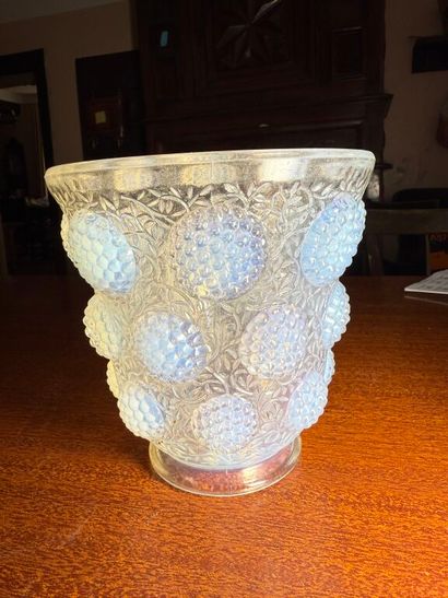 Lot including: 
- Pressed molded glass vase...