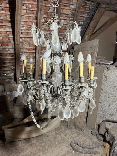 Important lustre à douze bras de lumière...