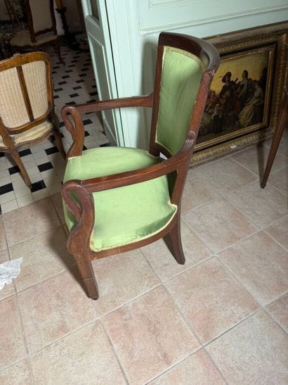Living room set comprising: 
a suite of four...