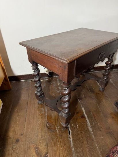 Petit bureau en bois naturel ouvrant par...