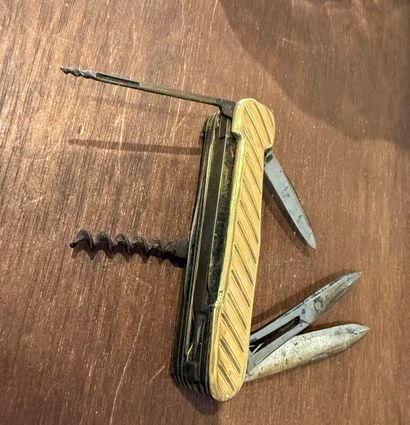 * Petit couteau pliant multi pièces. Les...