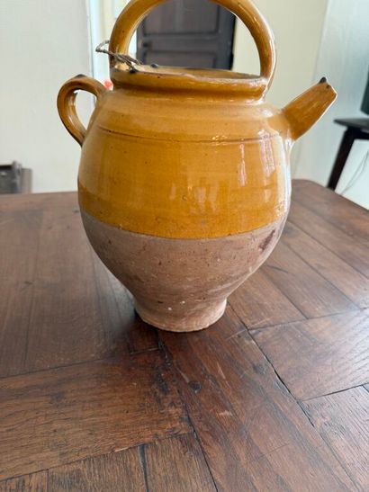 Chevrette ou pot à graisse en faïence régionale...