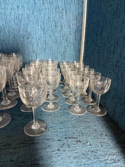 * Service à verres à cristal taillé à décor...