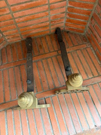 Paire de chenets de cheminée en laiton dans...