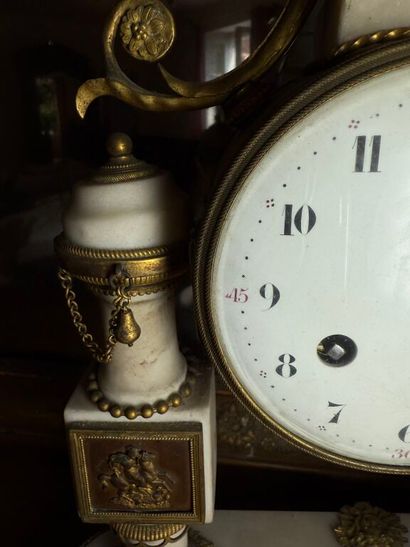 Pendule portique en marbre blanc. Le mouvement...