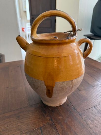 Chevrette ou pot à graisse en faïence régionale...