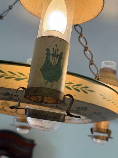 Suspension en tôle laquée crème à décor rehaussé...