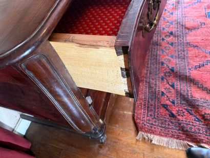 Grave chest in walnut and walnut veneer opening...