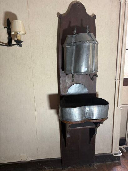 Pewter fountain. 
212 x 47 x 40 cm.
(The...