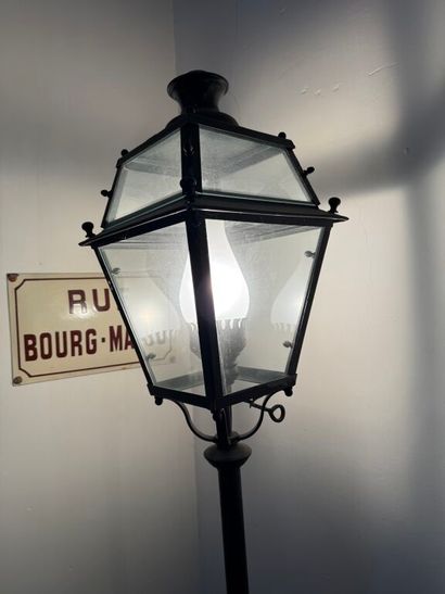 Paire de lampadaires en forme de lanternes...