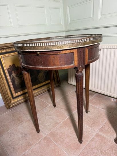 Veneered bouillotte table opening with two...