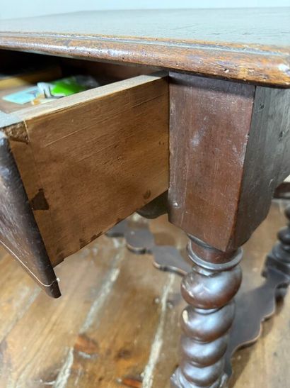 Petit bureau en bois naturel ouvrant par...