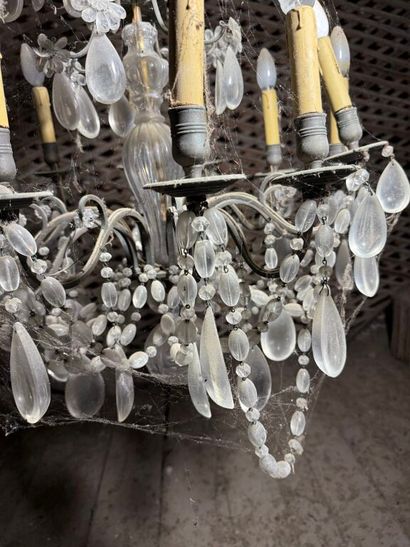 Important lustre à douze bras de lumière...