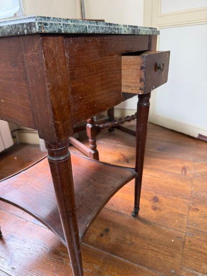 Petite table de toilette ou de chevet à roulettes...