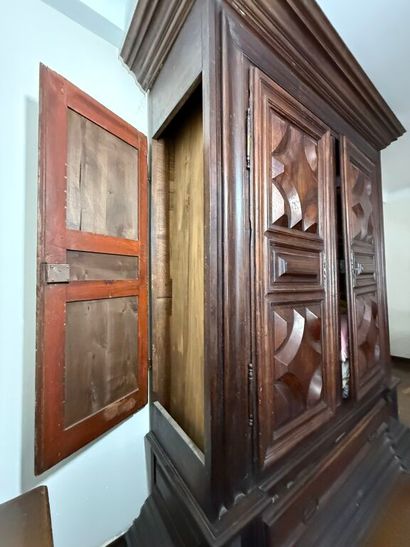 Importante armoire en bois naturel ciré,...