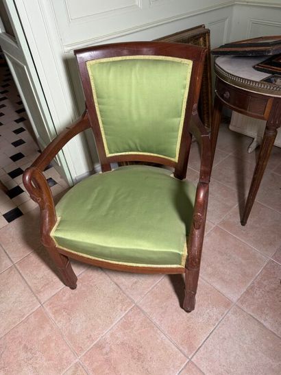 Living room set comprising: 
a suite of four...