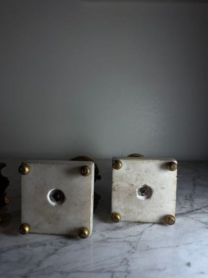 Paire de petites de cassolettes formant bougeoirs...