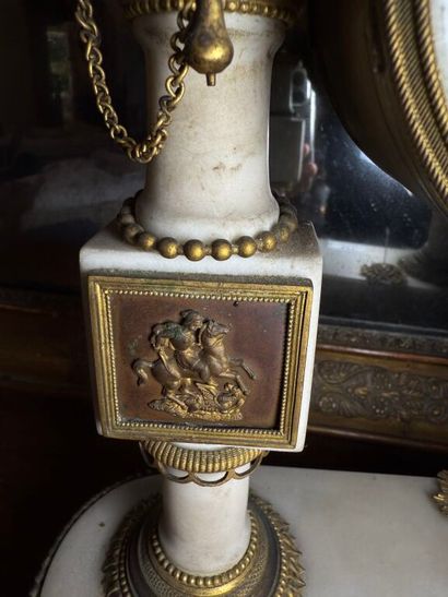 Pendule portique en marbre blanc. Le mouvement...