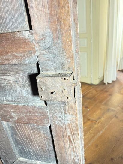 Petite armoire régionale en bois naturel...