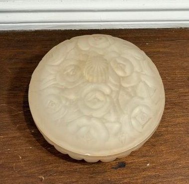 * Bonbonnière ou boîte en verre moulé-soufflé...
