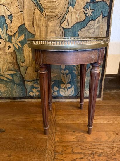 Set of two pedestal tables: 
- one in mahogany...
