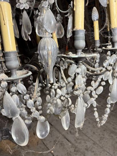 Important lustre à douze bras de lumière...
