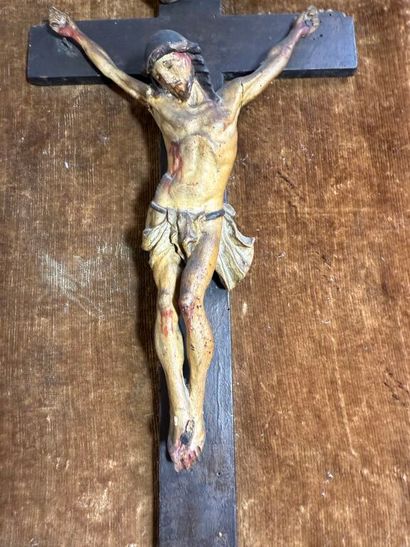 Crucifix en bois sculpté polychrome plaqué...