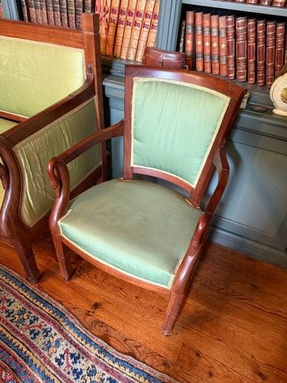Living room set comprising: 
a suite of four...